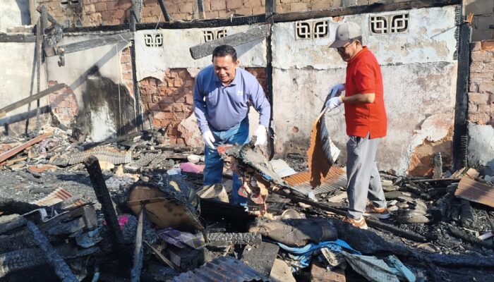 Camat Bontang Selatan Pimpin Aksi Bersih Puing Kebakaran di Berbas Tengah 