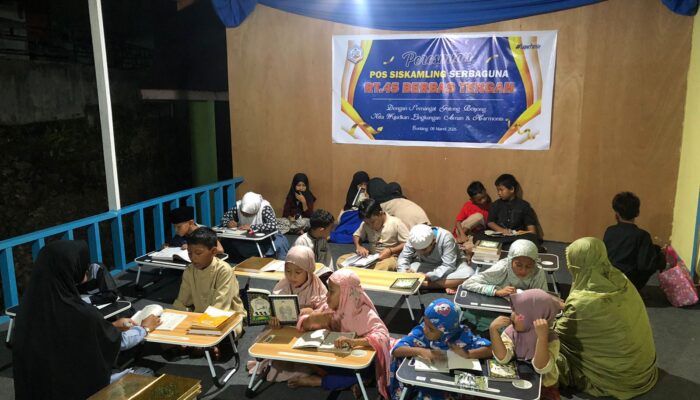 Dukung Pendidikan Agama, Shemmy Permata Sari Kirim Al-Qur’an dan Meja Mengaji ke RT 45 Berbas Tengah