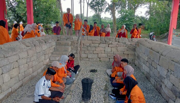 Telusuri Jejak Sejarah Islam Tana Luwu, 78 Mahasiswa UNM Sambangi Makam Datuk Pattimang