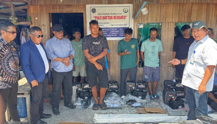 Tingkatkan Produktivitas Nelayan, Nasdem Salurkan 14 Mesin Kapal di Bontang