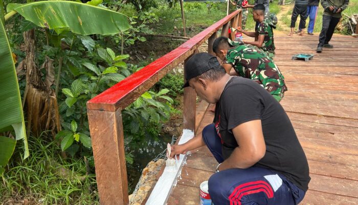 Satgas TMMD dan Warga Kompak, Jembatan Masdarling Kini Tahap Pengecatan