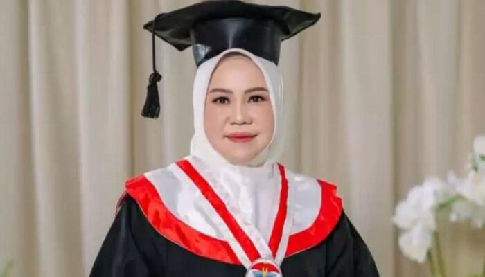 Inspiratif, Istri Bupati Luwu Buktikan Semangat Belajar Tak Mengenal Usia