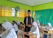 Kenakan Pakaian Adat Rongkong, Kepala MTs DDI Masamba Pantau Ujian Madrasah Berbasis Android