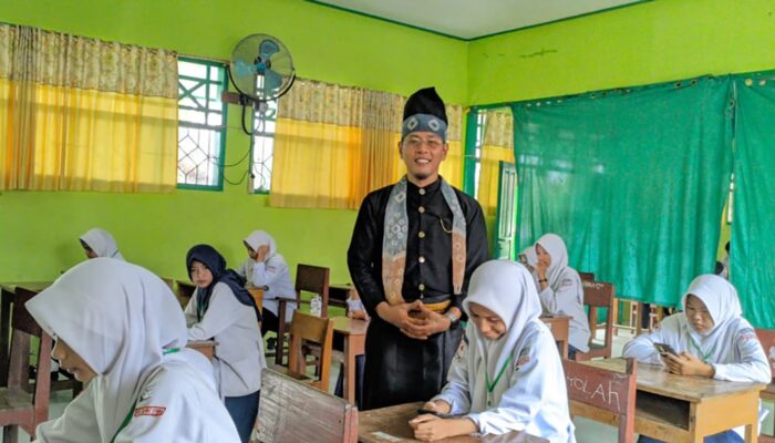 Kenakan Pakaian Adat Rongkong, Kepala MTs DDI Masamba Pantau Ujian Madrasah Berbasis Android