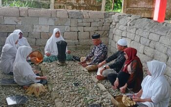 Mantan Bupati Luwu Timur Bersama Keluarga Berziarah ke Kompleks Makam Datuk Pattimang