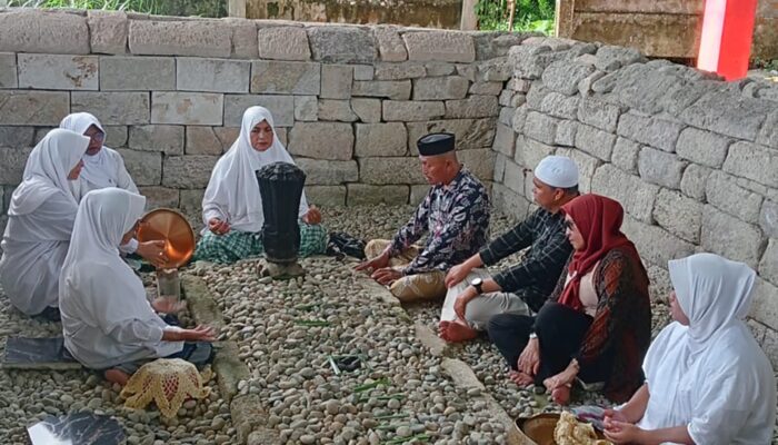 Mantan Bupati Luwu Timur Bersama Keluarga Berziarah ke Kompleks Makam Datuk Pattimang
