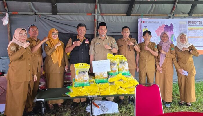 Kaban Kesbangpol Luwu Utara Serahkan Bantuan 125 kg Beras untuk Korban Banjir