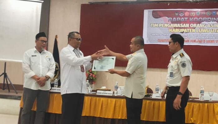 Dinilai Proaktif Awasi Orang Asing, Kadisdukcapil Luwu Utara Terima Penghargaan dari Imigrasi Palopo