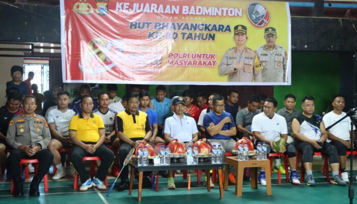 Sambut HUT Bhayangkara ke-80, Polres Palopo Satukan Polisi dan Masyarakat Lewat Kejuaraan Badminton