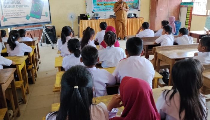 Gencarkan Literasi Digital, Diskominfo-SP Luwu Utara Edukasi Siswa dan Orangtua di Baebunta Selatan