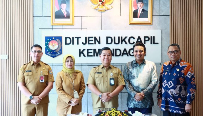 Terima 10 Ribu Blangko KTP, Bupati Lutra “Jemput Bola” ke Dirjen Dukcapil khusus Warga Pegunungan
