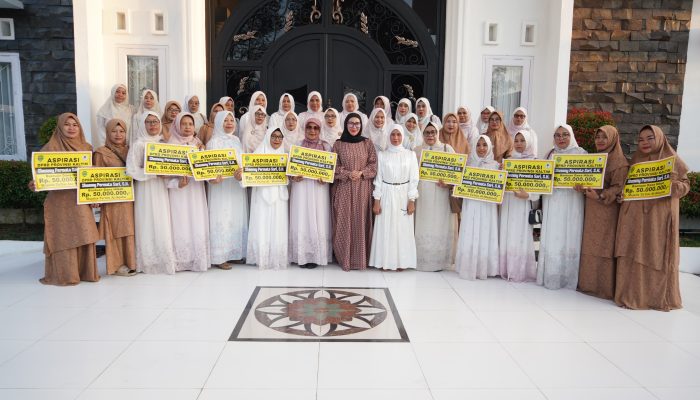 Perkuat Syiar Islam dari Lingkungan Terkecil, Shemmy Permata Sari Serahkan Hibah Majelis Taklim