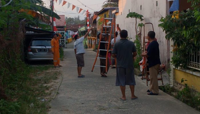 Sambut HUT ke-81 RI, RT se-Kelurahan Satimpo Kompak Kerja Bakti dan Pasang Bendera Merah Putih