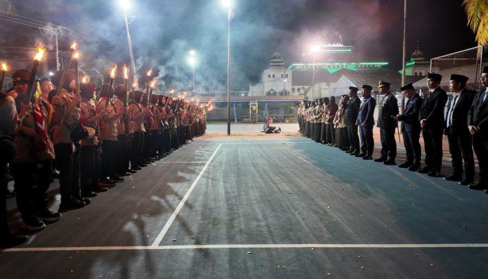 100 Anggota Pramuka Luwu Utara Semarakkan HUT ke-81 RI dengan Pawai Obor